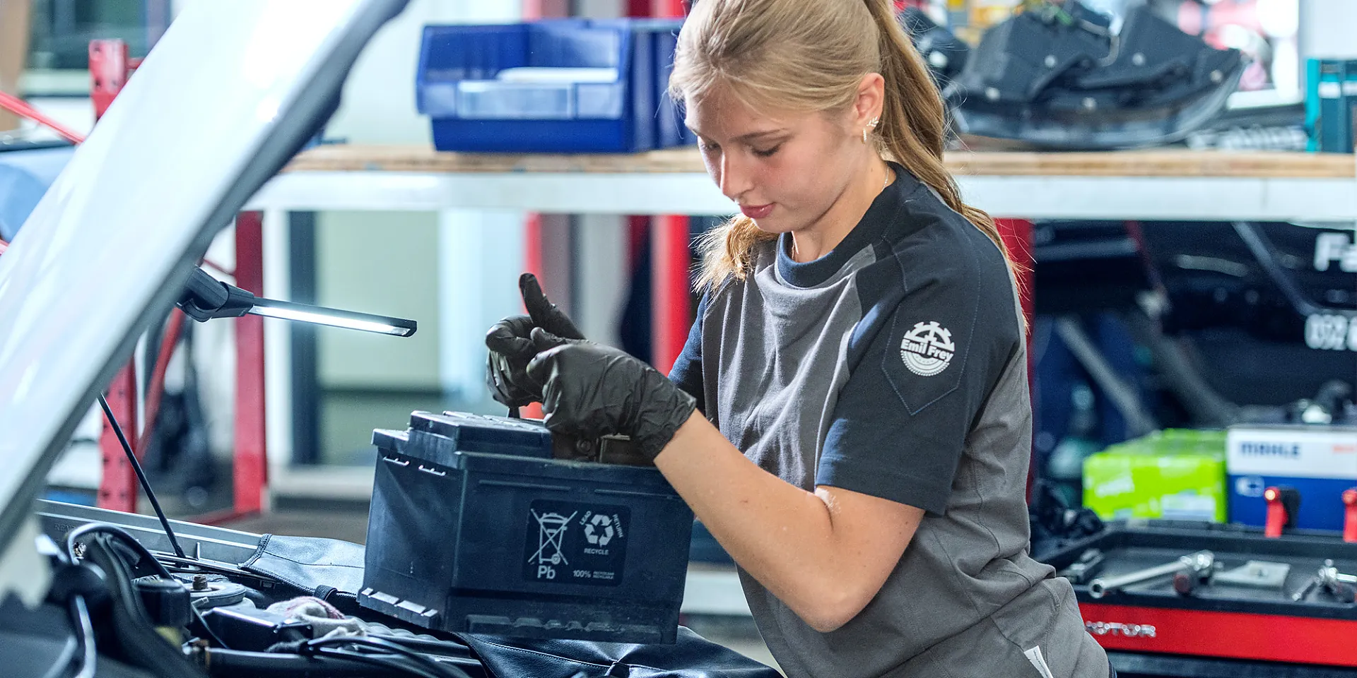 Auszubildende Automobilmechatronikerin