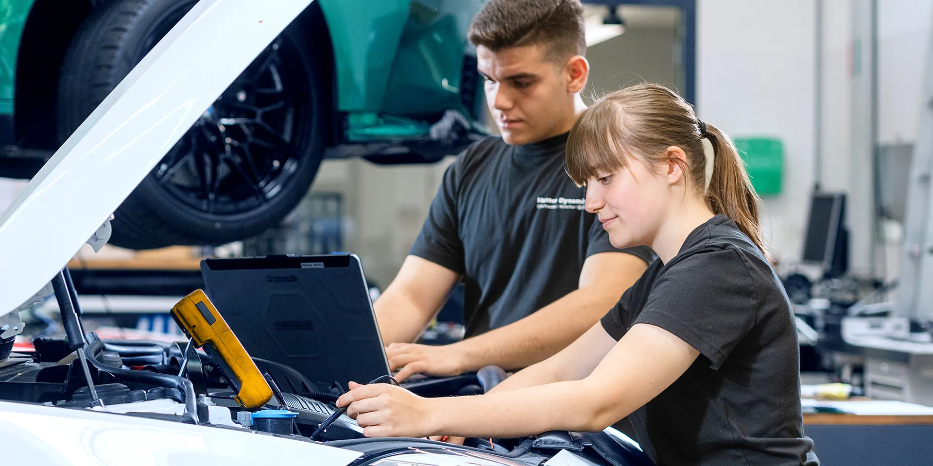 Automobilmechatroniker am arbeiten